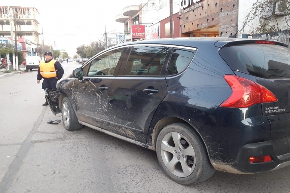 Se desprendió parte del paragolpe del Peugeot.