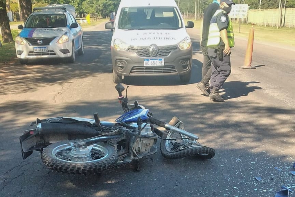 Un motociclista se fracturó el brazo en un accidente