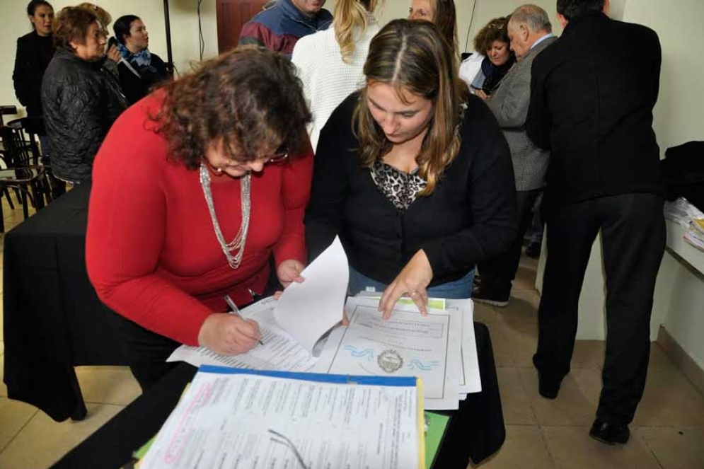 Más de 90 familias firmaron y recibieron las escrituras de sus casas
