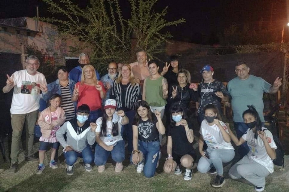 La clásica foto, entre dedos en &quot;V&quot; y el puño de la izquierda nacional.