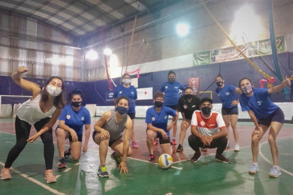 La felicidad del grupo al retomar los entrenamientos sobre piso sólido y bajo techo. 