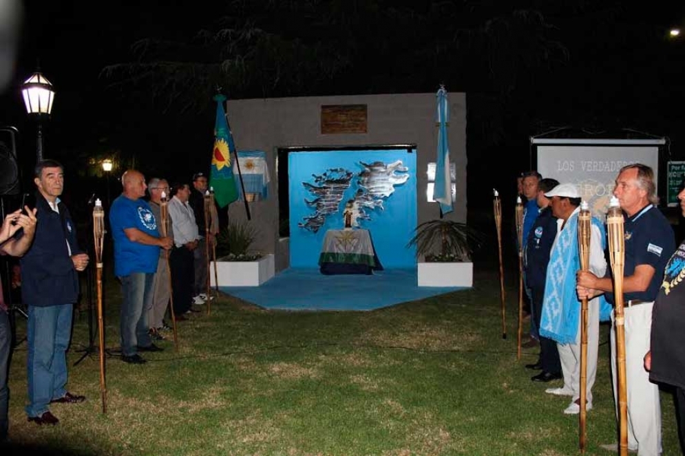 El viernes a las 23:30 se realizará la tradicional vigilia al Monumento a Veteranos y Caídos de la Plaza Belgrano.