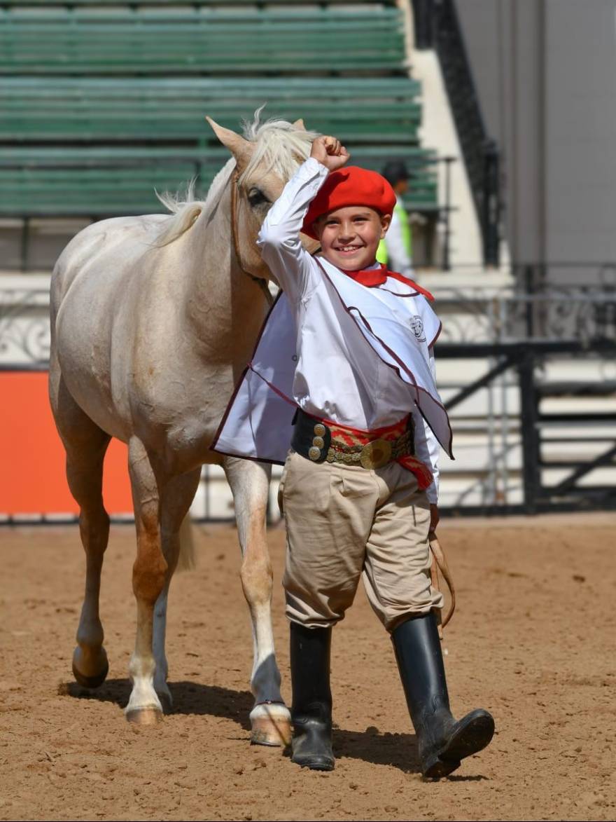 Música y baile en la peña de “Beni”, el niño gaucho