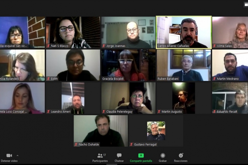 Los concejales en plena reunión. 