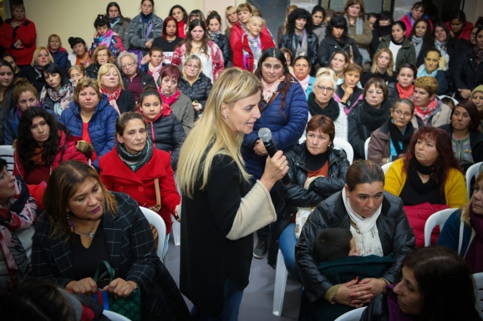 Fassi dando su discurso entre las mujeres que asistieron a la reunión en la sede del PJ. 