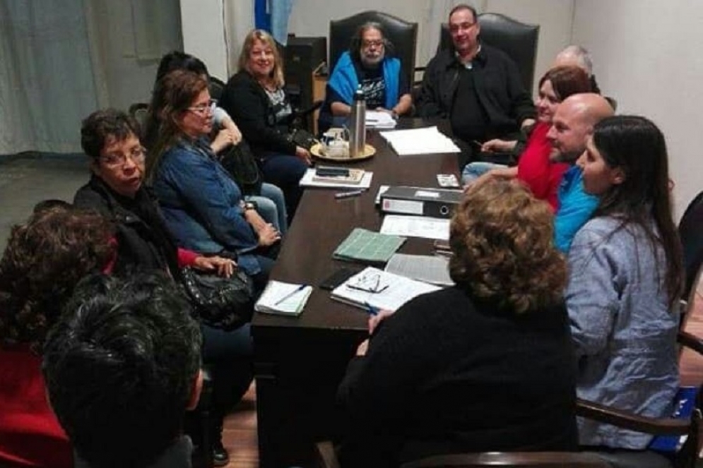 La foto de la última reunión sin los representantes del Consejo Escolar. 