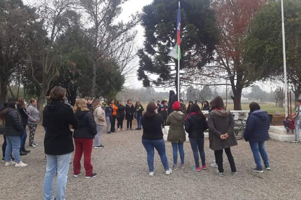 Un foto de la concurrida asamblea de padres.