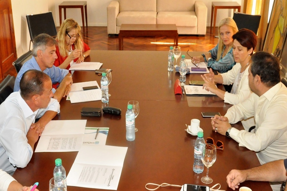 Entre notorias diferencias, el municipio se reunió con los consejeros escolares
