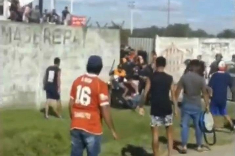 Hinchas filmaron los incidentes en el portón de acceso a la popular local.