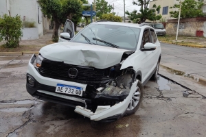 Los daños en la trompa de la T-Cross en la que iba María y su hija de 4 años. 