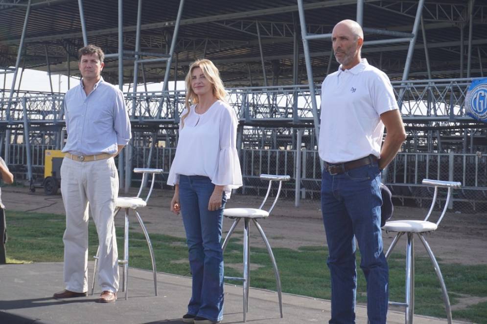 Carlos Juan Guillermo Dawney, presidente de la asociación de criaderos Shorthorn; la intendenta municipal, Marisa Fassi; Y Andrés Mendizabal, presidente del Mercado Agroganadero de Cañuelas.