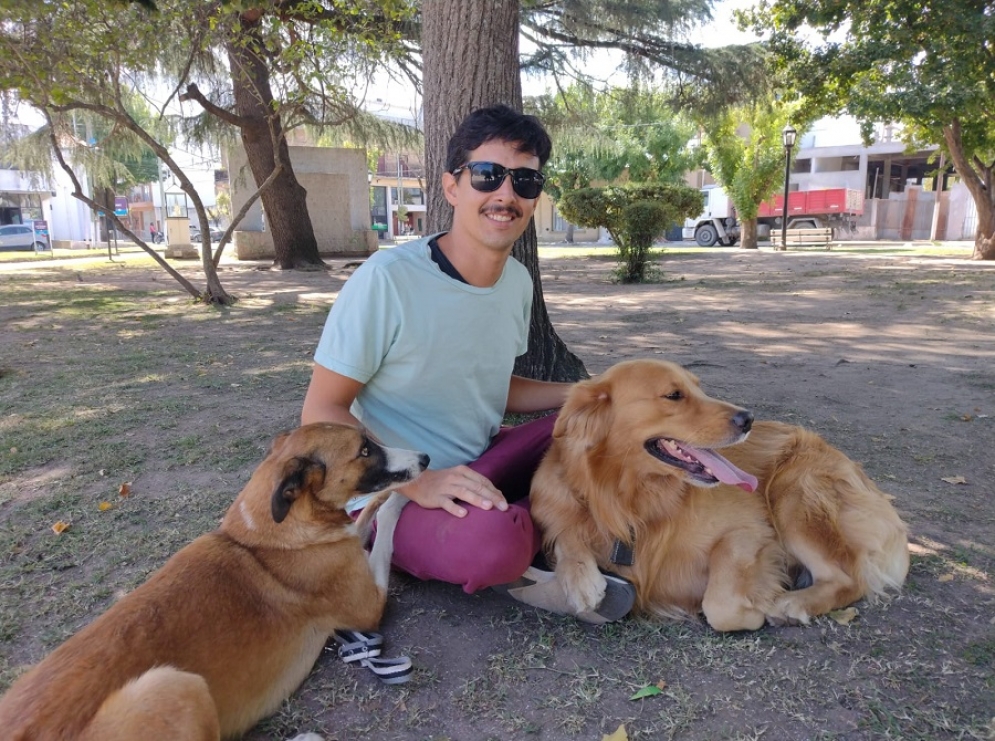 Sebastián es adiestrador y paseador, una novedad para Cañuelas.