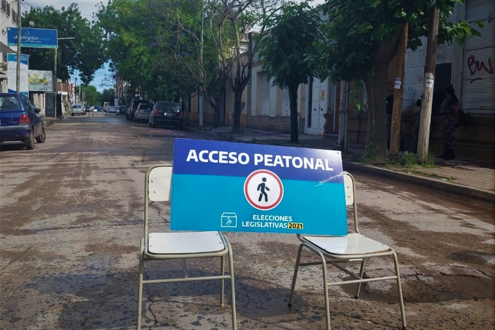 Rivadavia bloqueada al tránsito. La Escuela N°32 amaneció con sillas para aguardar en la calle.