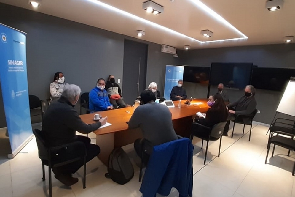 La mesa ampliada que trabajó la propuesta. Mariano Morfese, de la UOMA local, fue testigo del encuentro.