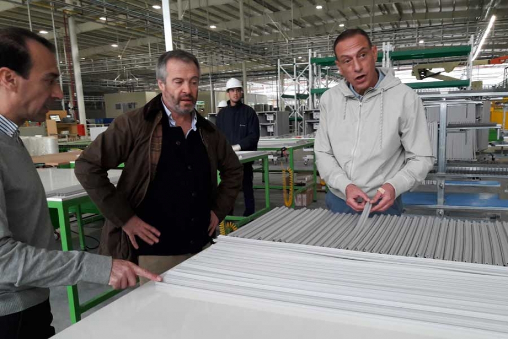 El diputado Arrieta recorrió la planta de Samsung ubicada en el Parque Industrial Cañuelas. 