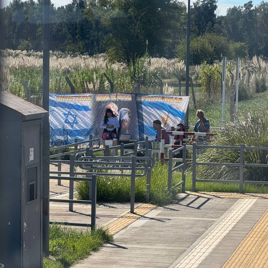Colocan una bandera de Israel en el acceso al Hospital Regional
