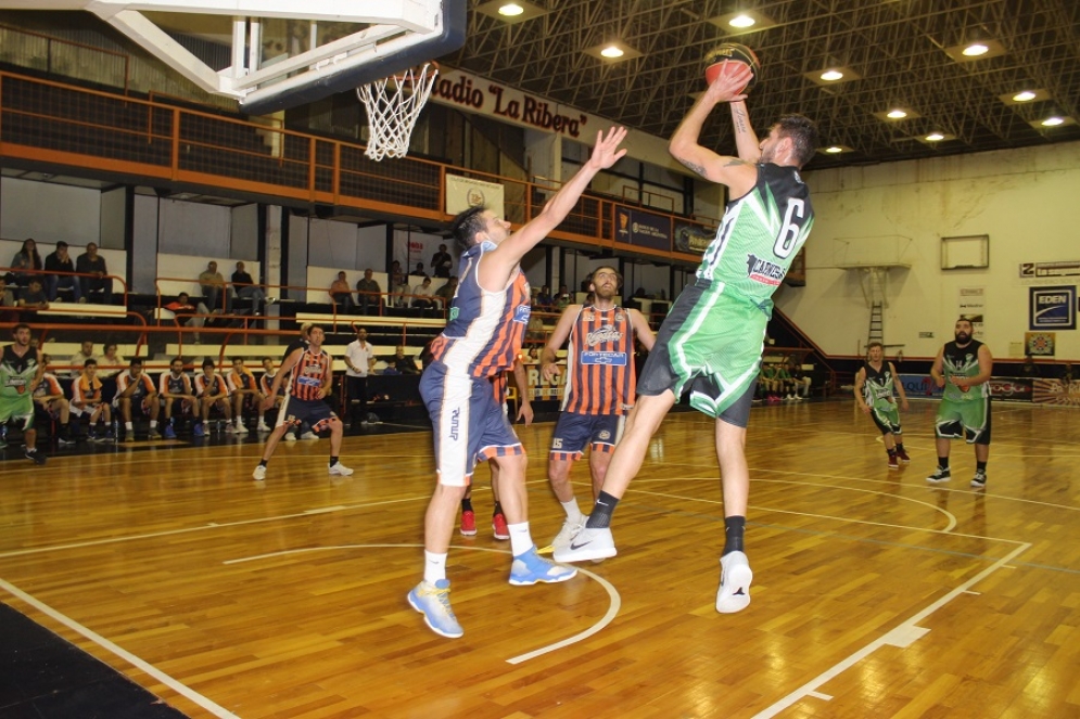 Leandro Valicenti atacando el aro de Regatas.