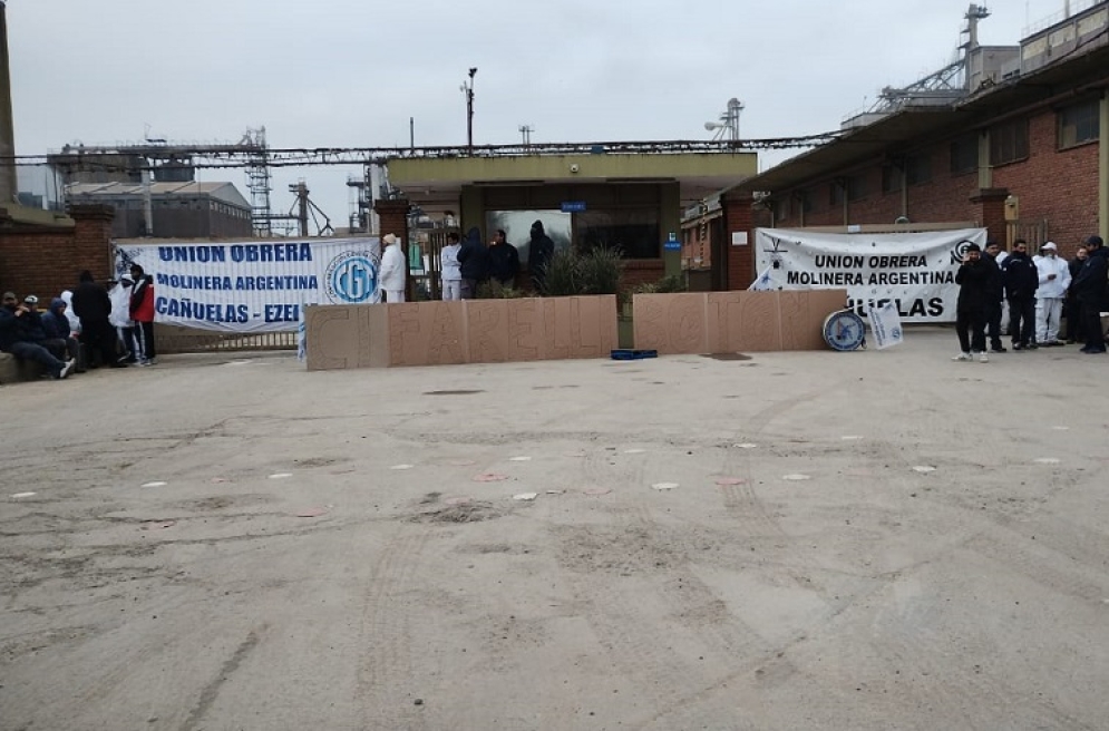 Los trabajadores en la puerta de Molino Cañuelas.