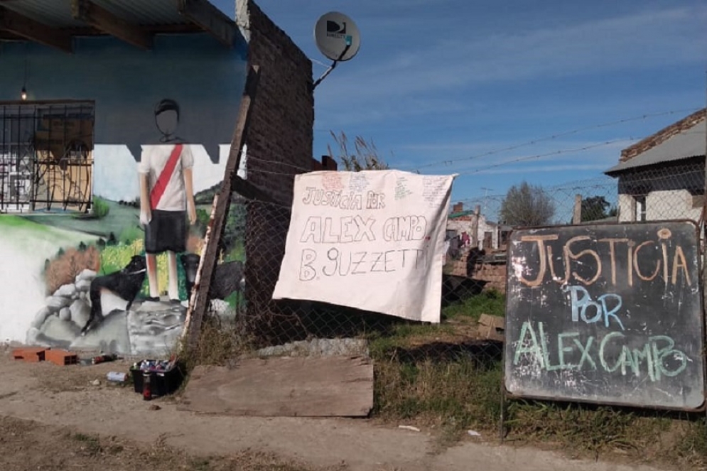 La fachada de la casa de Alex tiene una pintura que lo recuerda y el reclamo de justicia. 