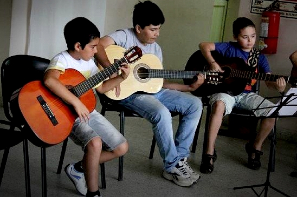 Guitarra se enseñará los lunes.