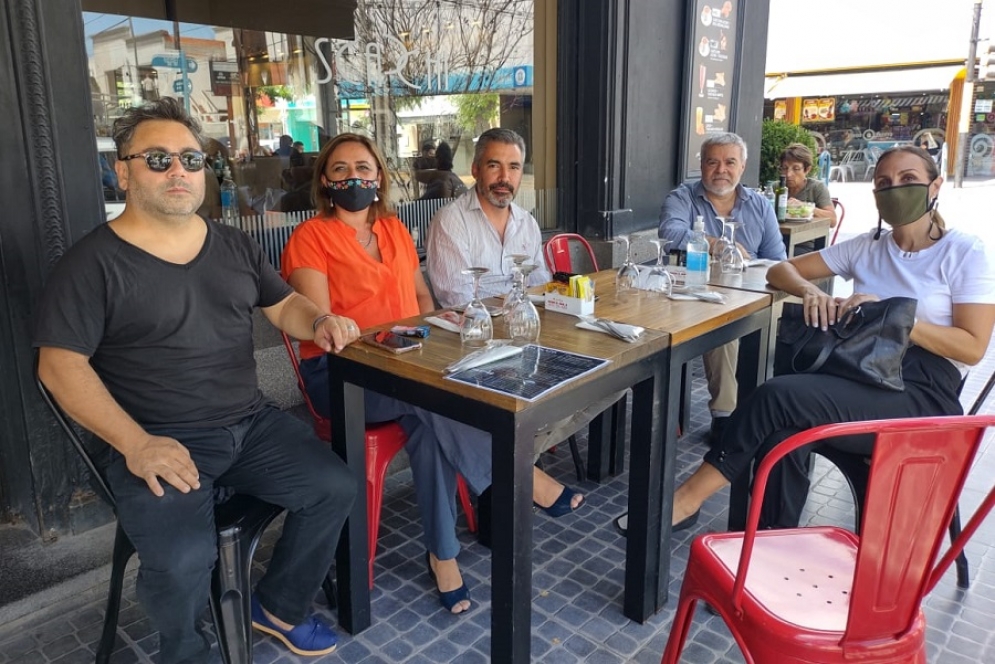 Arietto (derecha) junto al dirigente de Juntos por el Cambio, Gustavo Ferragut y los concejales Álvarez, Blasco y el consejero escolar, Marcelo Sabino.