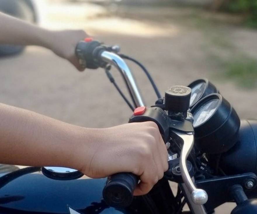 Lo paró la policía, tiró la moto y se metió corriendo a su casa