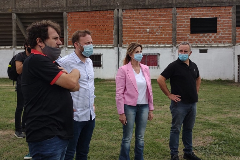 El presidente del CFC, Daniel Roncoli, Otermín, Fassy y el vice de la institución, Gustavo Lamarca. 