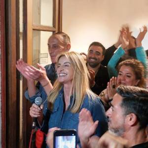 Fassi le habló a sus militantes y seguidores en la puerta de su bunker de campaña.