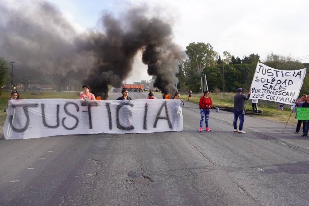 Quemaron gomas y mostraron pancartas en alusión al caso.