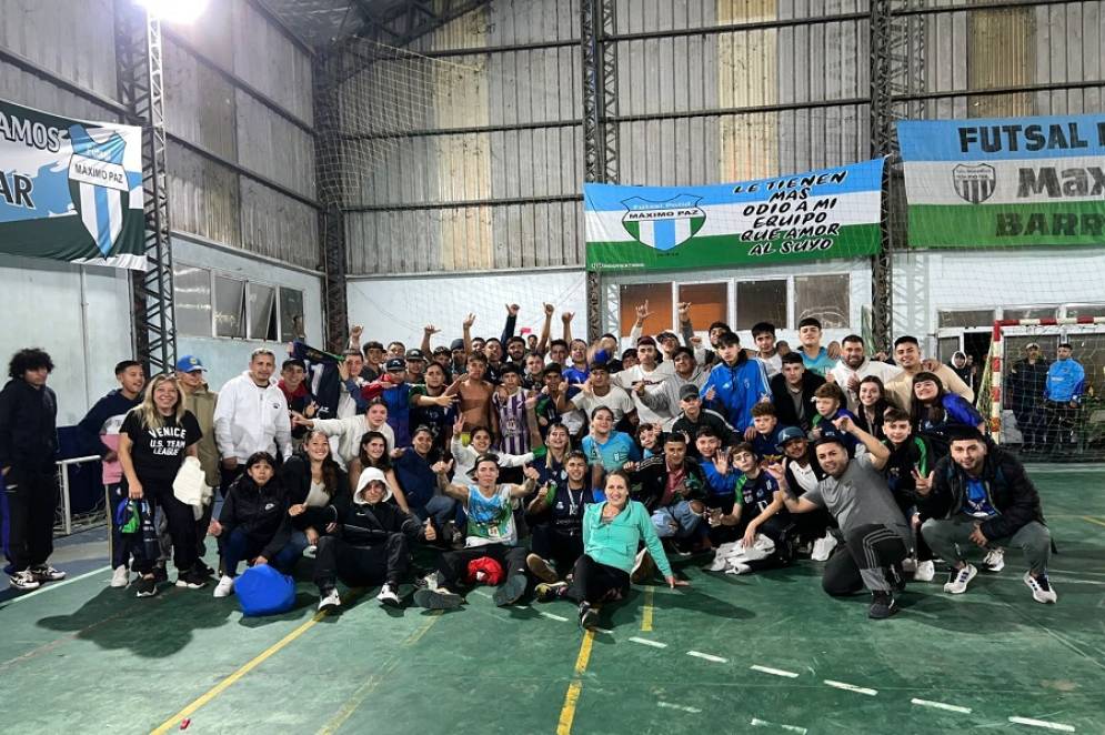 El equipo de Futsal de Máximo Paz festejó con toda su gente.