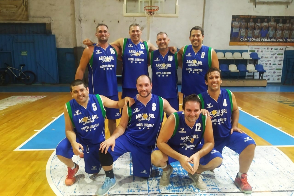 Los eternos rivales se fusionaron para campeonar en un torneo de básquet