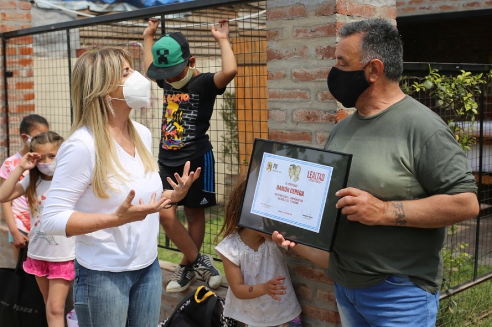 Ramón Cerega recibió el reconocimiento de la presidenta del PJ local.