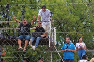 Los periodistas de NacPop TV en Luján.