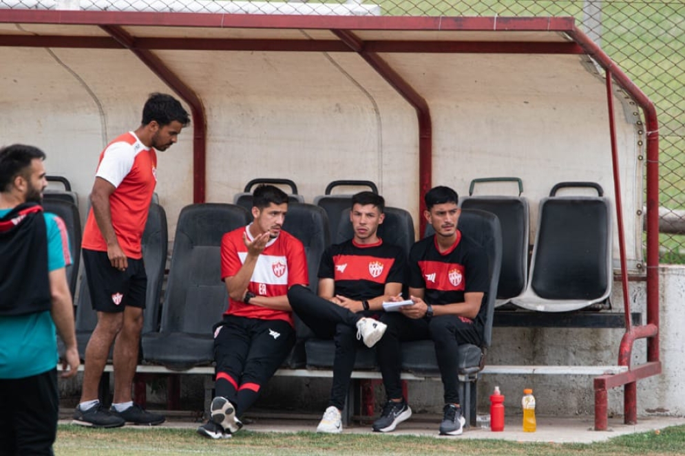 Vallejos (der.) y el resto del cuerpo técnico.