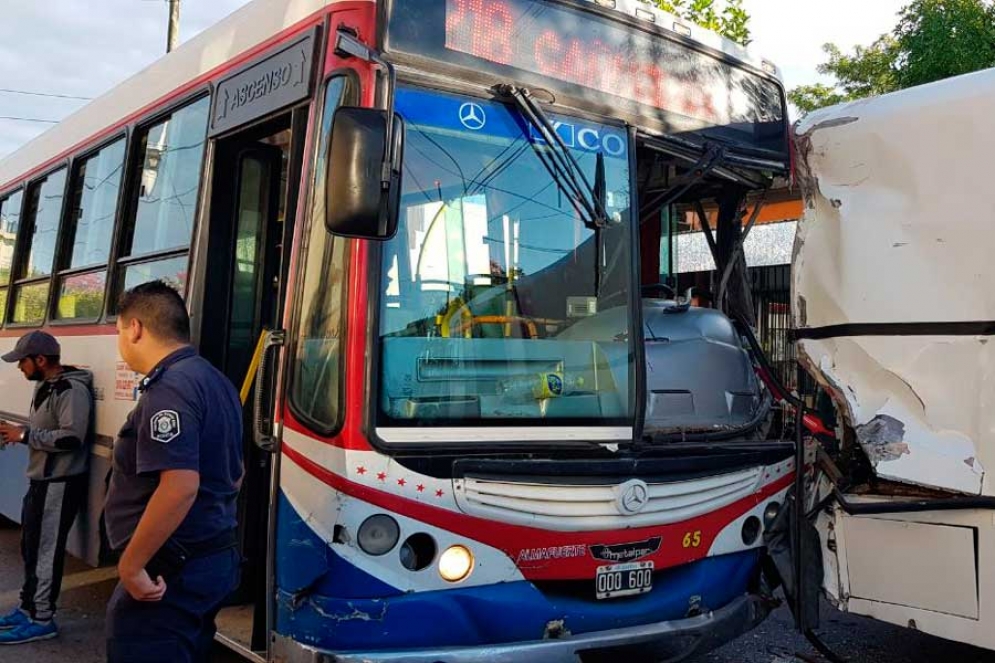 El interno 65 de la Línea 218 impactó de atrás a camión que se encontraba estacionado. 