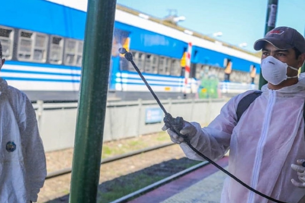 Un trabajador realizando la desinfección de la Estación de trenes.