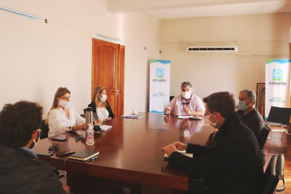 La intendenta Fassi junto a funcionarios y dirigentes de la Cámara de Comercio. 