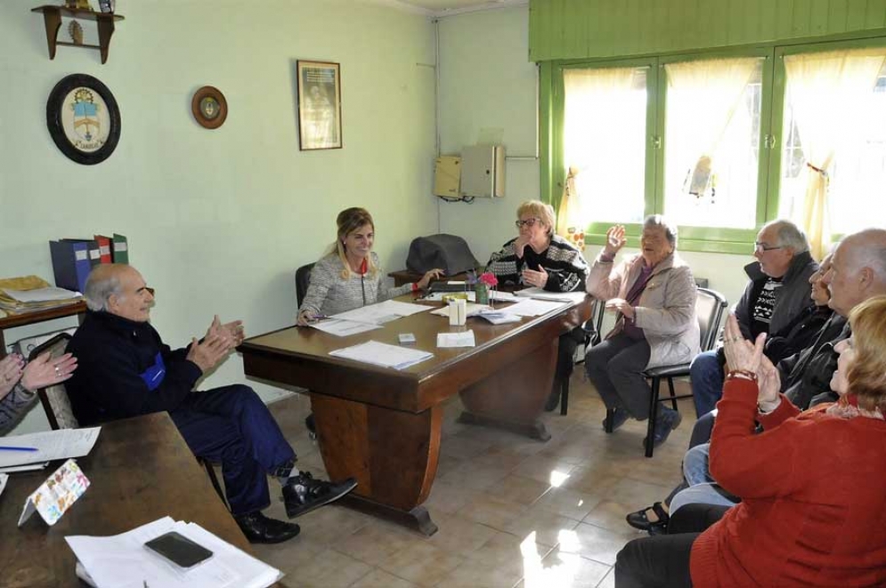 Fassi junto a los jubilados.