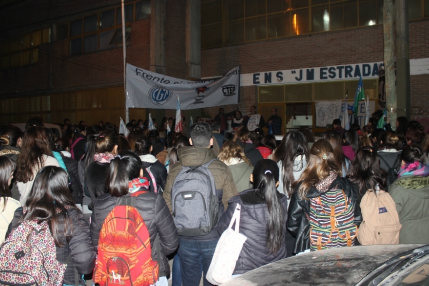 Más de 150 personas se congregaron en apoyo de la educación pública.