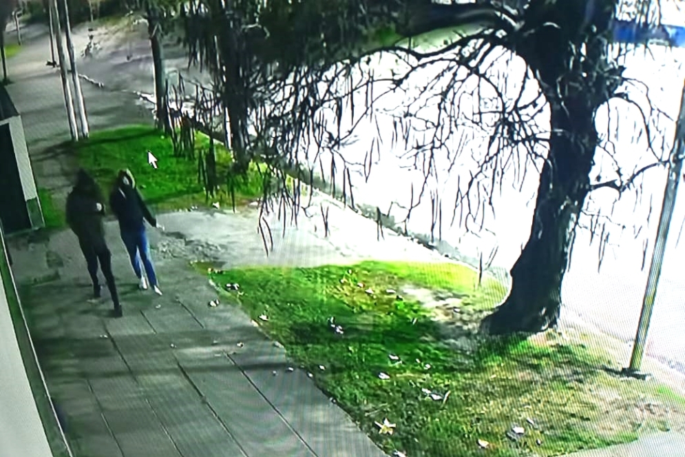 Queman un auto en la calle y las víctimas reconocieron a un ex amigo y su pareja como autores del atentado