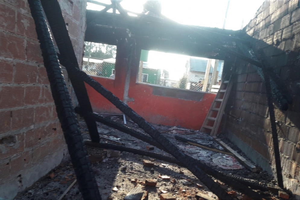 El fuego arruinó el techo y quemó todo lo que estaba dentro del hogar.