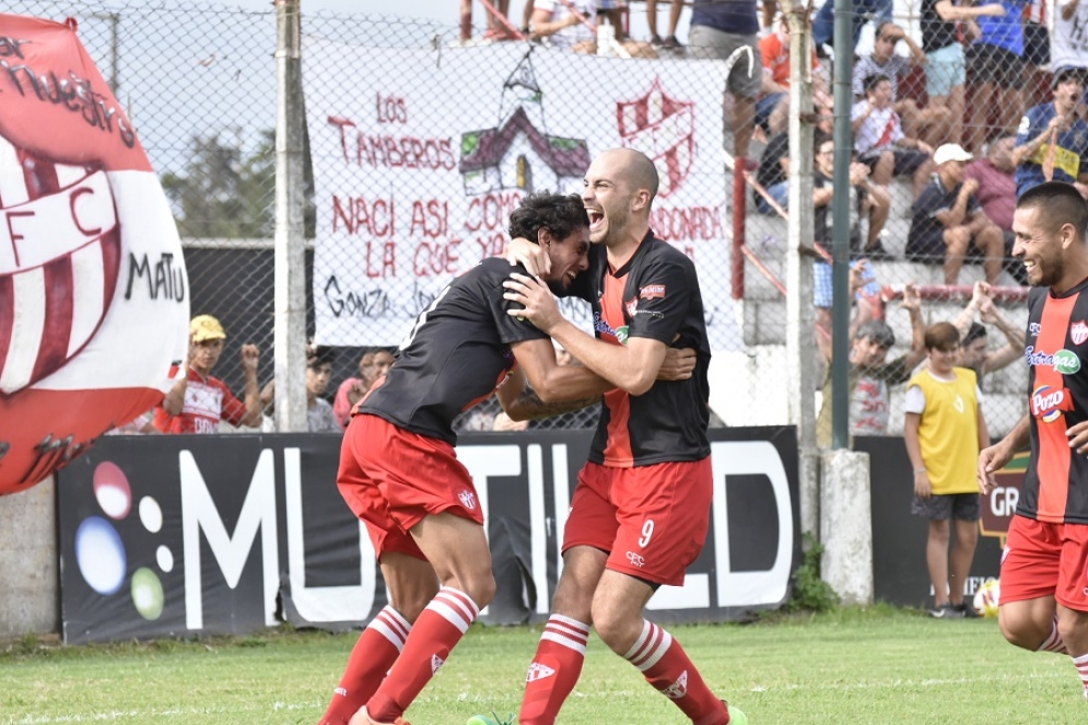 Sánchez se abraza con Sergio Acosta. Foto: Jonathan Argañaraz. 