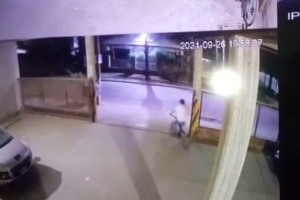 El caco y&eacute;ndose en la playera.