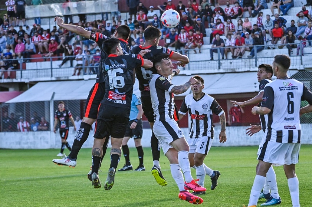 El cabezazo de Gay que marcó el empate (Foto: Jonathan Argañaraz).