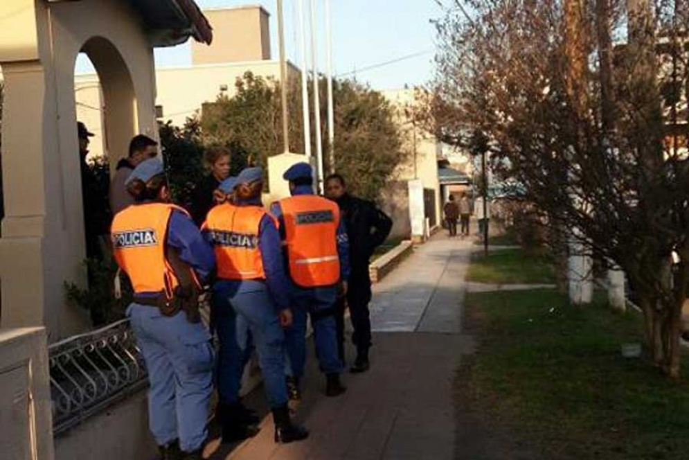 La Comisario Natalia Álvarez en la puerta de la Comisaria de la Mujer junto a otros efectivos policiales. 