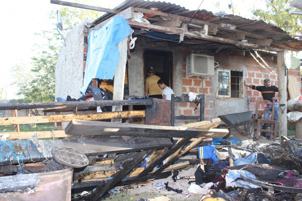 La vivienda se consumió entre las llamas. 