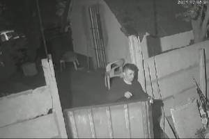 Las cámaras captaron los movimientos del delincuente.