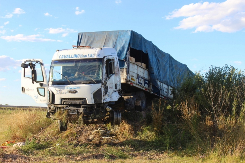 El Ford de Giner quedó montado sobre un montículo de tierra.