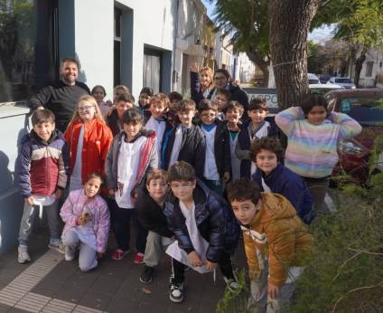 “El Secreto de las Flores”, el jardín que embellece a la Escuela N°27