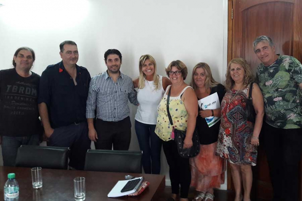 Fassi junto a la delegación representativa del cuerpo activo de Bomberos. 